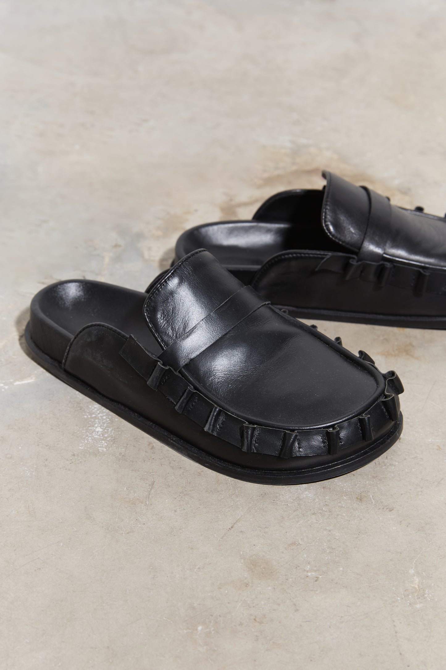 Malibu Frilly Mule
